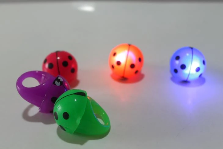 Popular With The Children Of The Beetle Ring Capsule Toys Flash Toys 6