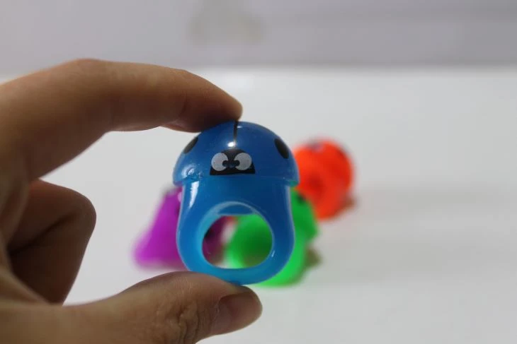 Popular With The Children Of The Beetle Ring Capsule Toys Flash Toys 9