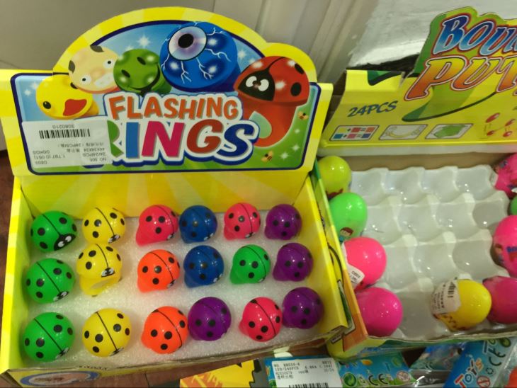 Popular With The Children Of The Beetle Ring Capsule Toys Flash Toys 11